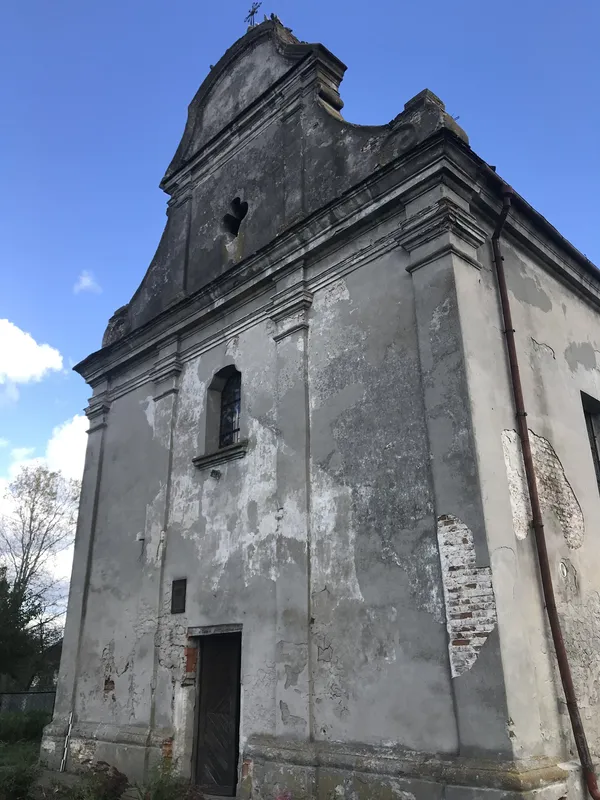 Волинські археологи виявили затоплені підземелля під костелом у Любомлі (фото)