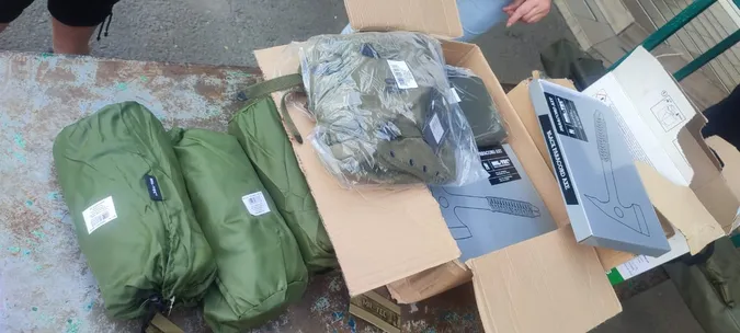 На Волинь намагалися провезти бойові ножі й тактичні одяг і взуття (фото)