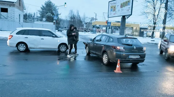 У Луцьку п'яний на «шкоді» проїхав на червоне й врізався в «рено» (фото)