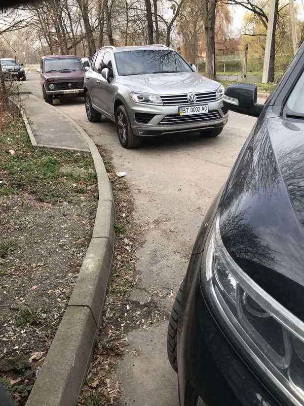 Автомобілі на яких приїхали податківці