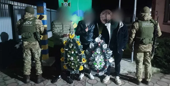 Їхали на «похорон бабусі»: прикордонники зловили ухилянтів з траурними вінками