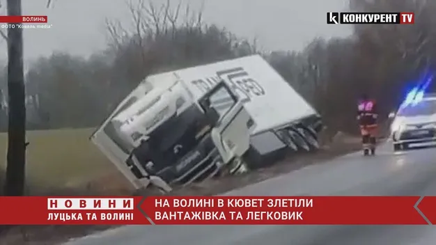 Авто перекинулось на дах: на автодорозі Ковель – Луцьк сталася ДТП (відео)