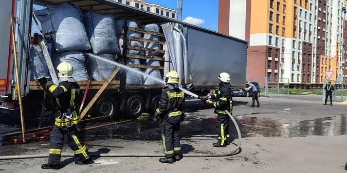 У Ковелі посеред вулиці загорілася фура з вугіллям (фото)