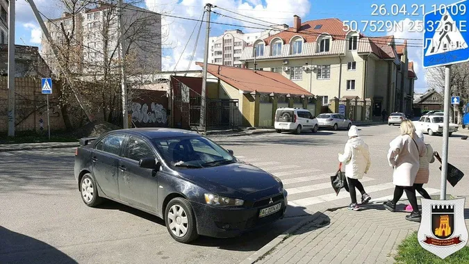 У Луцьку «ганяли» водіїв за паркування біля пішохідних переходів (фото)