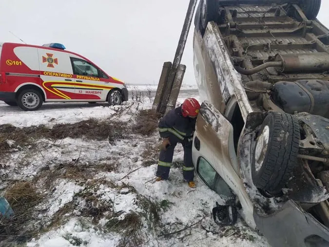 Волинські рятувальники витягнули дві автівки з кюветів (фото)