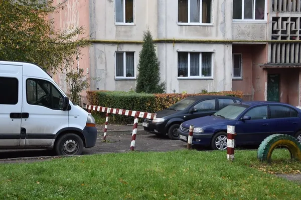 На Соборності в Луцьку зрізали два шлагбауми (фото)