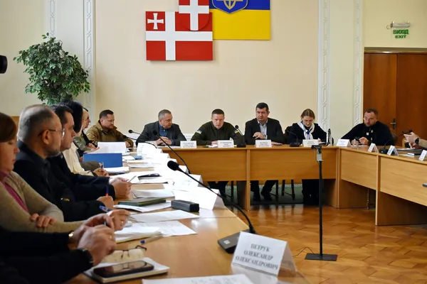 Укриття, система оповіщення та «тривожні кнопки» у закладах освіти: голова ОДА Іван Рудницький провів велику нараду
