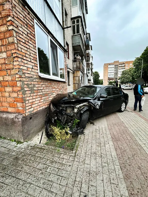 «Відволікся»: у Луцьку п'яний водій в’їхав у стіну будинку (фото, відео)