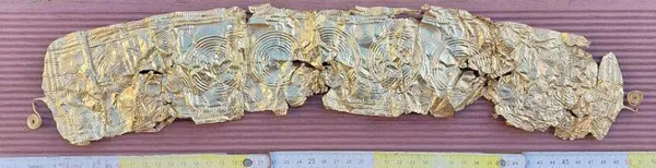 У Чехії фермер під час збирання врожаю знайшов унікальний пояс бронзової доби