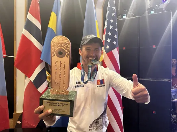 Волинський депутат здобув медаль на чемпіонаті із зимової риболовлі в Монголії (фото)