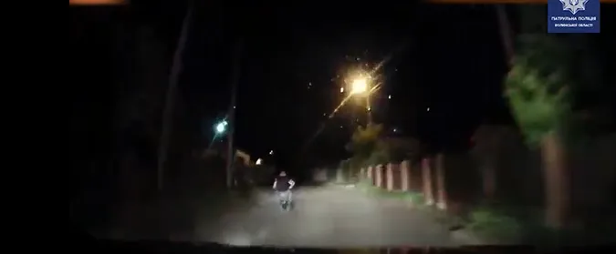 Без шолома і без номерів: Луцьком катався п'яний мопедист (відео)