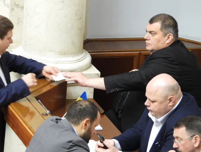 «Слуга народу» розповсюджував у Раді квитки на «Вечірній квартал» (фото)