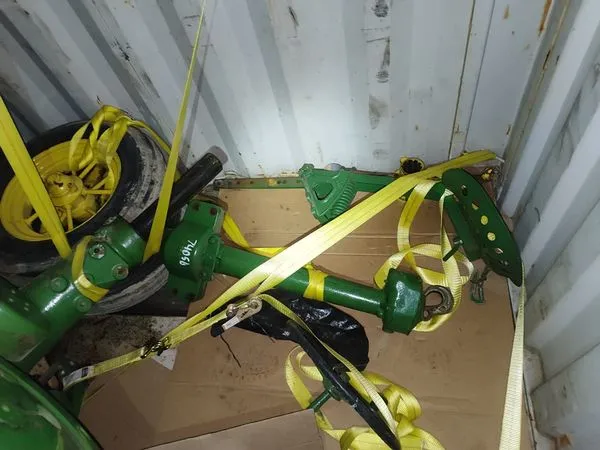 Через «Ягодин» хотіли провезти раритетний трактор John Deere 1938 року (фото)