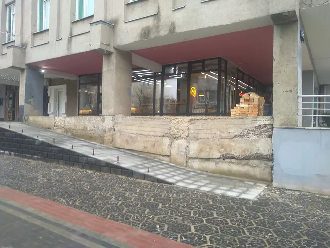 У центрі Луцька відкрили ще один фастфуд (фото)