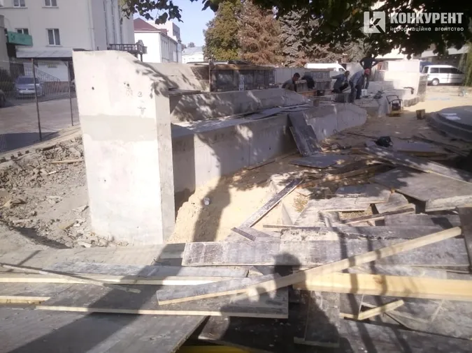 Фонтан у центрі Луцька готовий трохи більше, ніж наполовину (фото)