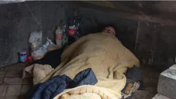 Чоловіка з гангреною, який жив під сходами луцького драмтеатру, забрала швидка в лікарню