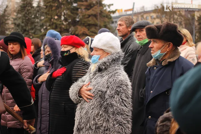 Квіти та сотні людей: у Луцьку вшанували пам'ять героїв Небесної Сотні (фото, відео)
