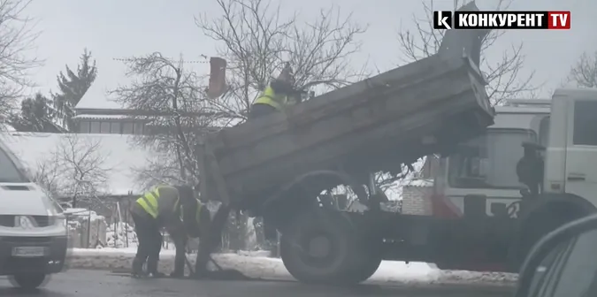 У Луцьку помітили працівників, які клали асфальт у сніг (відео)