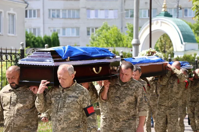 Луцьк навколішки прощався з трьома загиблими захисниками Русланом Новосадом, Владиславом Павлюком та Анатолієм Дячуком