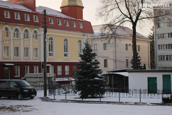 Ялинка буде у січні: як прикрашають Свято-Троїцький собор у Луцьку (фото)