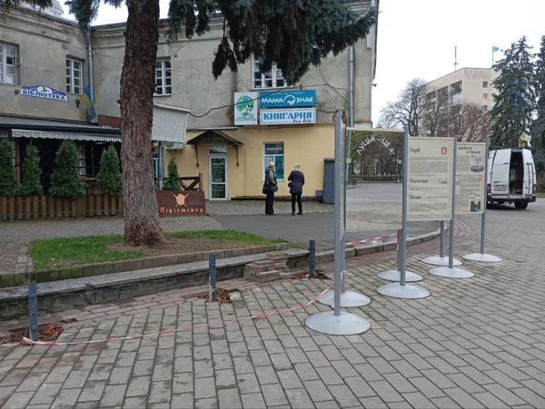 У центрі Луцька розпочали розширювати стенд пам'яті захисників