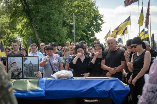 Жив у Рожищі, поховали на Житомирщині: в останню путь провели воїна Віталія Чижевського (фото)