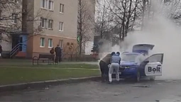 У Луцьку посеред дороги спалахнуло таксі «Bolt» (відео)