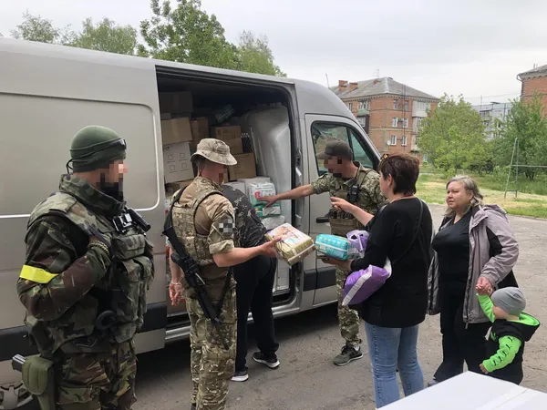 «Свідомі» привезли «сімейні пакунки» у звільнені від окупації містечка Харківщини (фото)