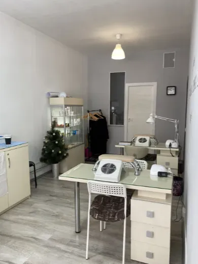 У центрі Луцька продають нейл-студію (фото)