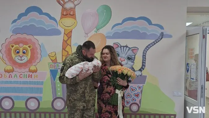 Зворушлива мить: у луцькому перинатальному військовий зустрів новонароджену донечку (фото)