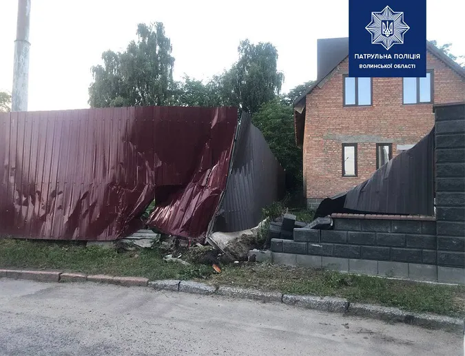 У Луцьку тролейбус зруйнував паркан: водійка була «під мухою» (фото)