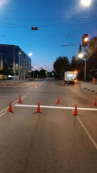 Працюють у вечірній час: у Луцьку поновлюють дорожню розмітку (фото)