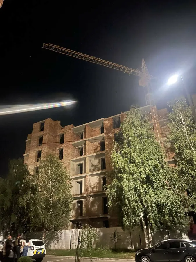 У Луцьку чоловік виліз на будівельний кран та погрожує зістрибнути