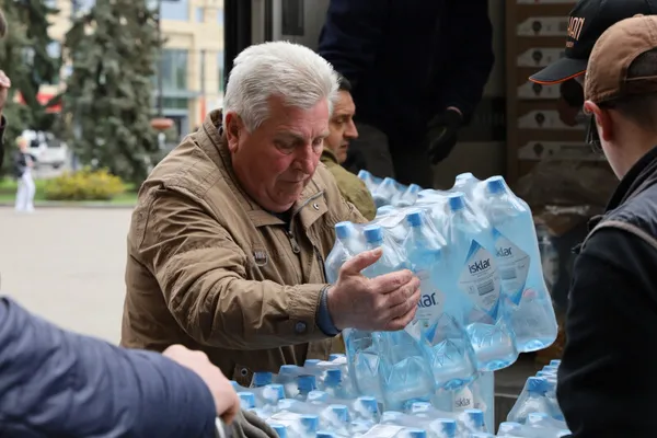 Вода і галети: у Луцьк доставили 40 тонн допомоги з Норвегії (фото)