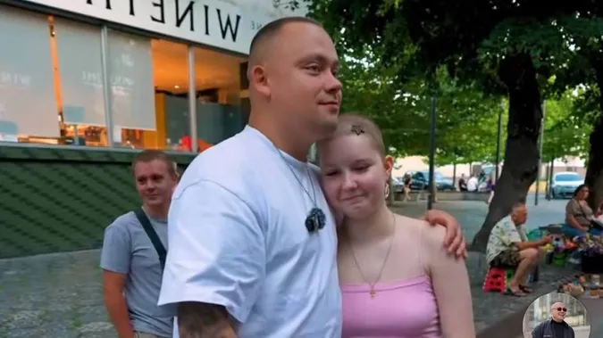 У Луцьку блогер «Цей Олег» зустрівся з онкохворою дівчиною та подарував їй квіти (відео)