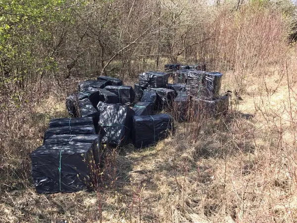 Через Західний Буг хотіли переправити 50 ящиків сигарет (фото)