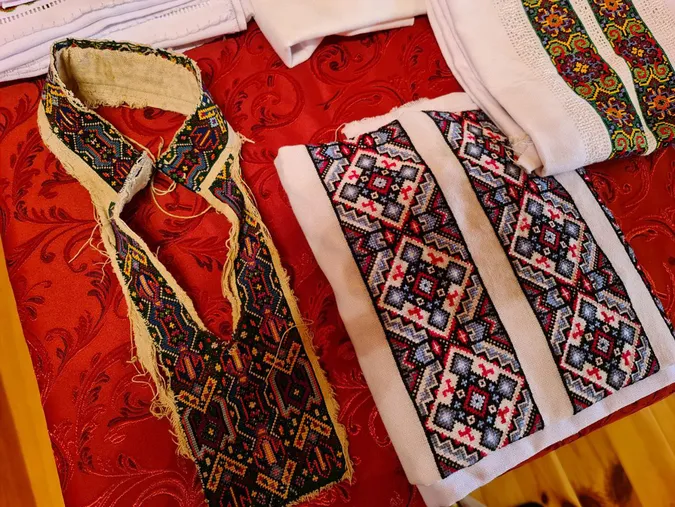 Вишивальниця зі Звірова копіює давні орнаменти з вишиванок, яким кілька століть (фото)