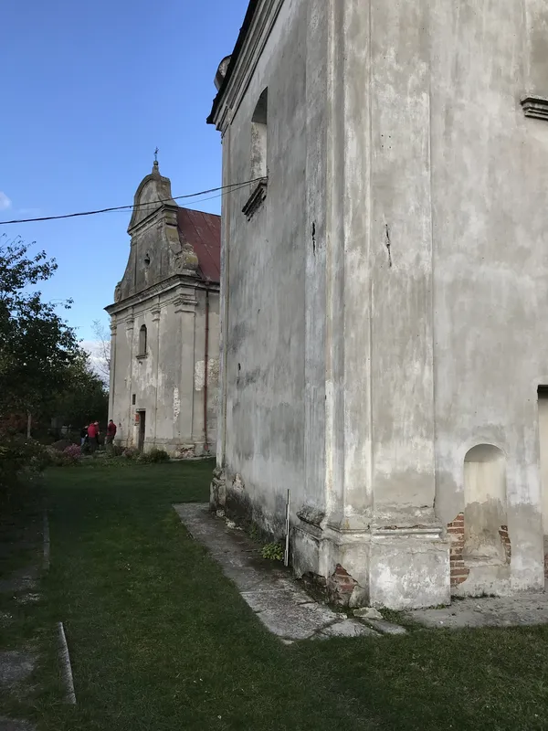 Волинські археологи виявили затоплені підземелля під костелом у Любомлі (фото)