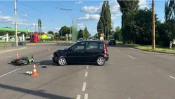 У Луцьку зіткнулися авто і мотоцикл – водія і пасажирку двоколісного госпіталізували у важкому стані (фото)