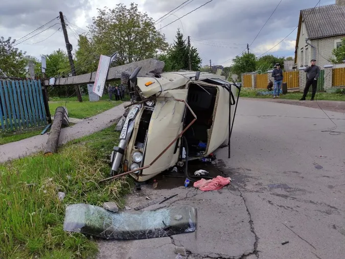 Автівка – вщент, вулиця – без світла: на Волині ВАЗ зніс електроопору (фото, відео)