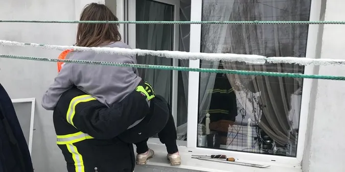 Під Луцьком трирічна дитина зачинилась у хаті – довелося «заходити» через вікно (фото)