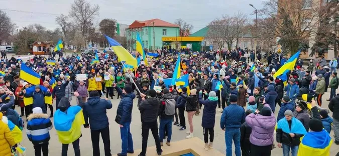 «Переламані ребра, розтрощене обличчя, струс мозку»: російські окупанти у Херсоні катують місцевих, які виходять на мітинги