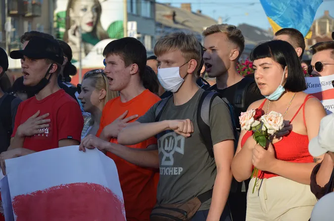 «Жыве Беларусь»: лучани вийшли на Театральний майдан, аби підтримати сусідній народ (відео)