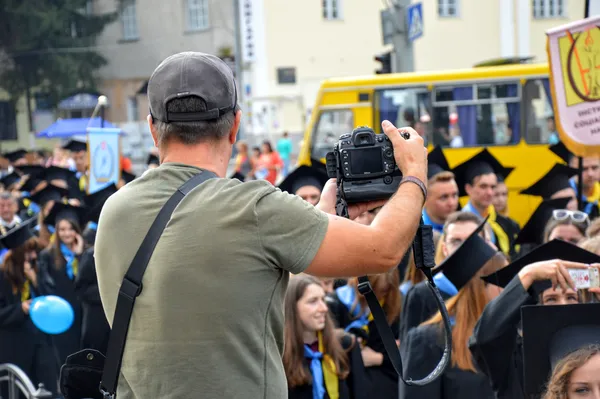 Луцький фотограф Павло Березюк  для гарного фото готовий лізти будь-куди