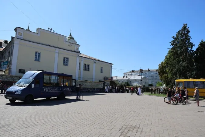 У Луцьку попрощалися з Героєм Дмитром Солонніковим (фото)