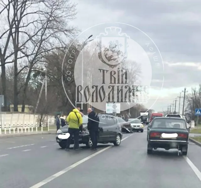 У Володимирі влупилися два авто, рух ускладнений (фото)