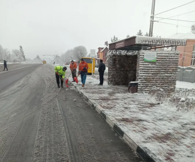 На дорогах Волині ліквідовують наслідки снігопаду (фото)