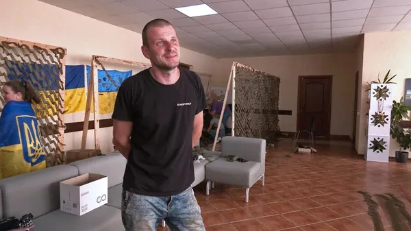 Плетуть і діти, і дорослі: у селі під Луцьком роблять маскувальні сітки для танкістів (фото, відео)