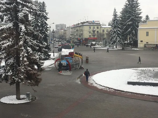 У центрі Луцька монтують новорічну ілюмінацію (ФОТО)