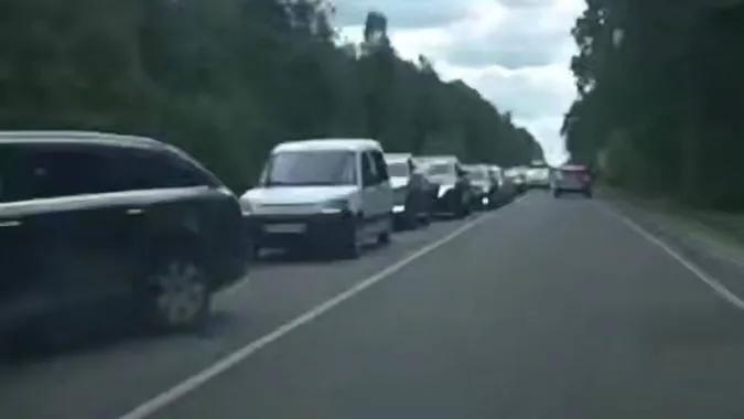 З потеплінням усі ринули до озер: на під'їзді до Світязя – кілометрові затори (відео)